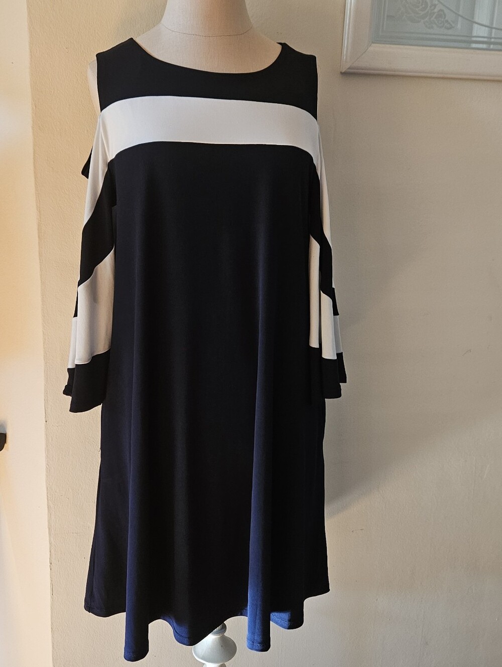 Nina Leonard Women's Navy and White Cold-Shoulder Shift Dress
